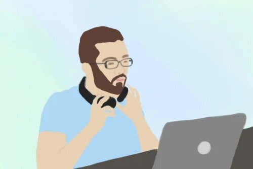 Мужчина в очках за компьютером
