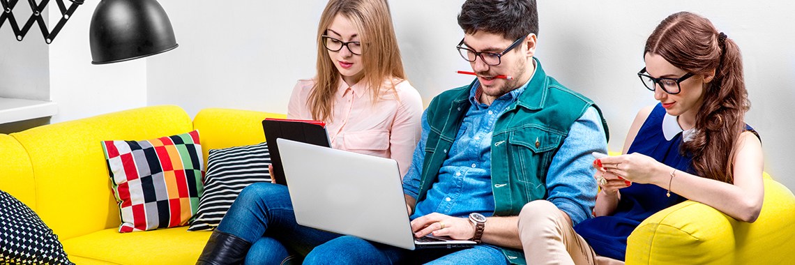 Мужчина и девушки используют очки для компьютера
