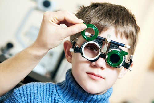 Проверка зрения ребенка у офтальмолога