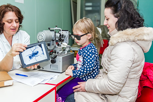 Проверка зрения и подбор очков у ребенка в оптике