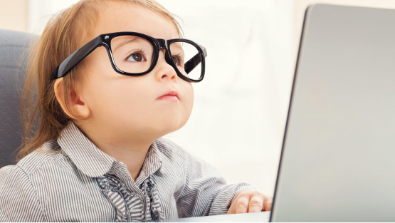 Ребенок в очках за компьютером