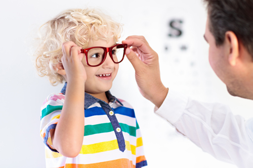 Ребенок примеряет очки в оптике