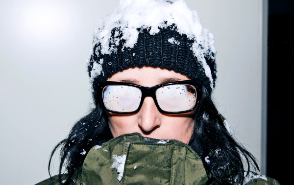 Девушка с запотевшими очками