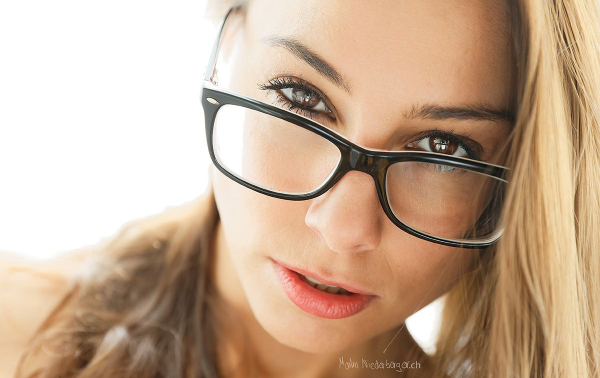 Девушка в очках