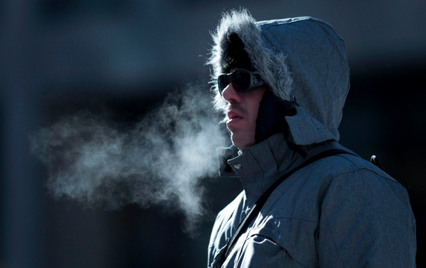 Мужчина в очках зимой