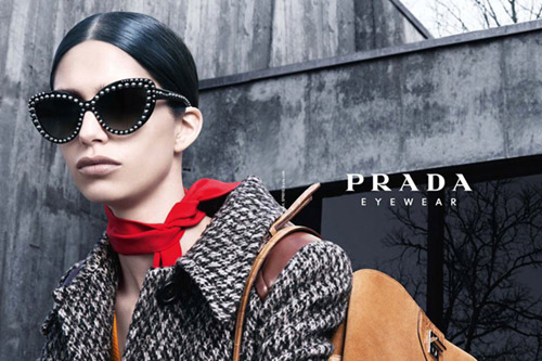 Девушка в очках Prada