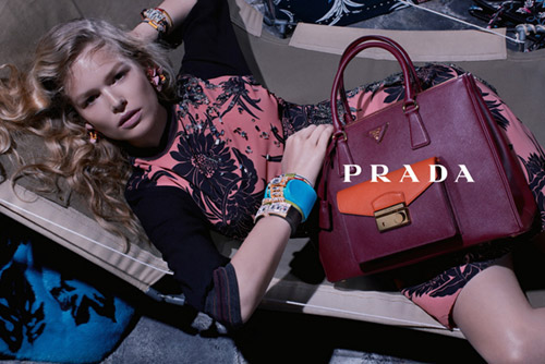Девушка с сумкой Prada