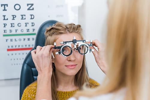 Проверка зрения девушки у офтальмолога