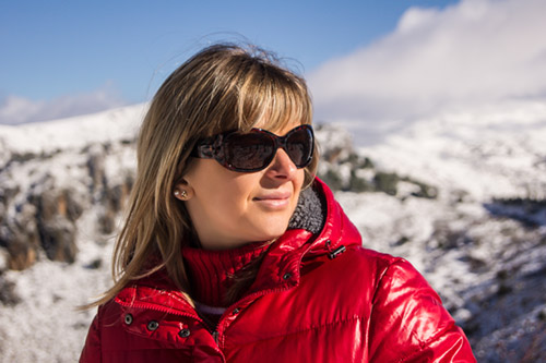 Девушка в солнцезащитных очках в горах
