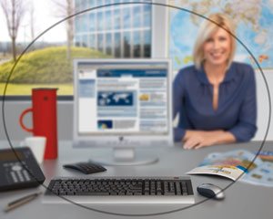Взгляд на монитор через обычные очки для чтения