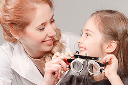 Осмотр ребенка у офтальмолога