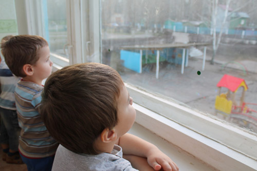 Дети смотрят в окно
