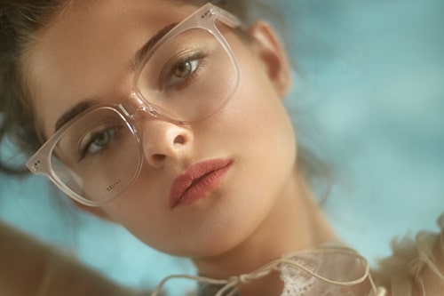 Девушка в прозрачных очках
