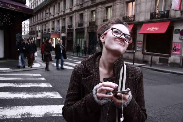 Девушка в очках на улице