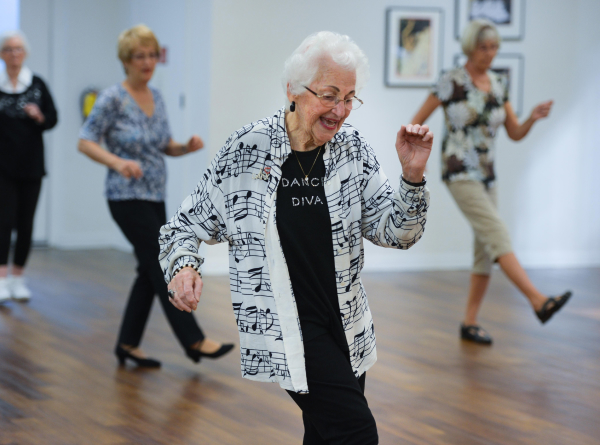 Пожилые женщины танцуют
