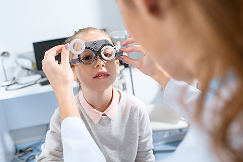 Проверка зрения в оптике у ребенка