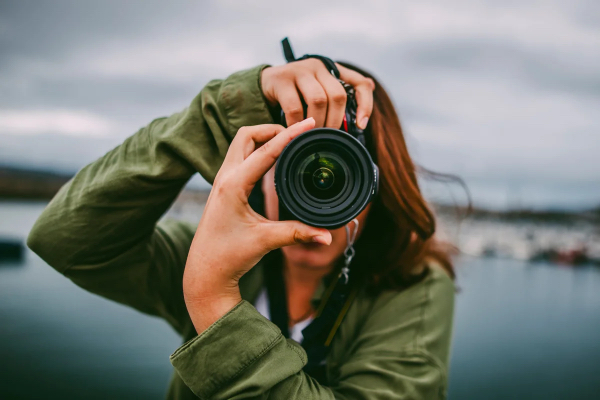 Девушка фотографирует