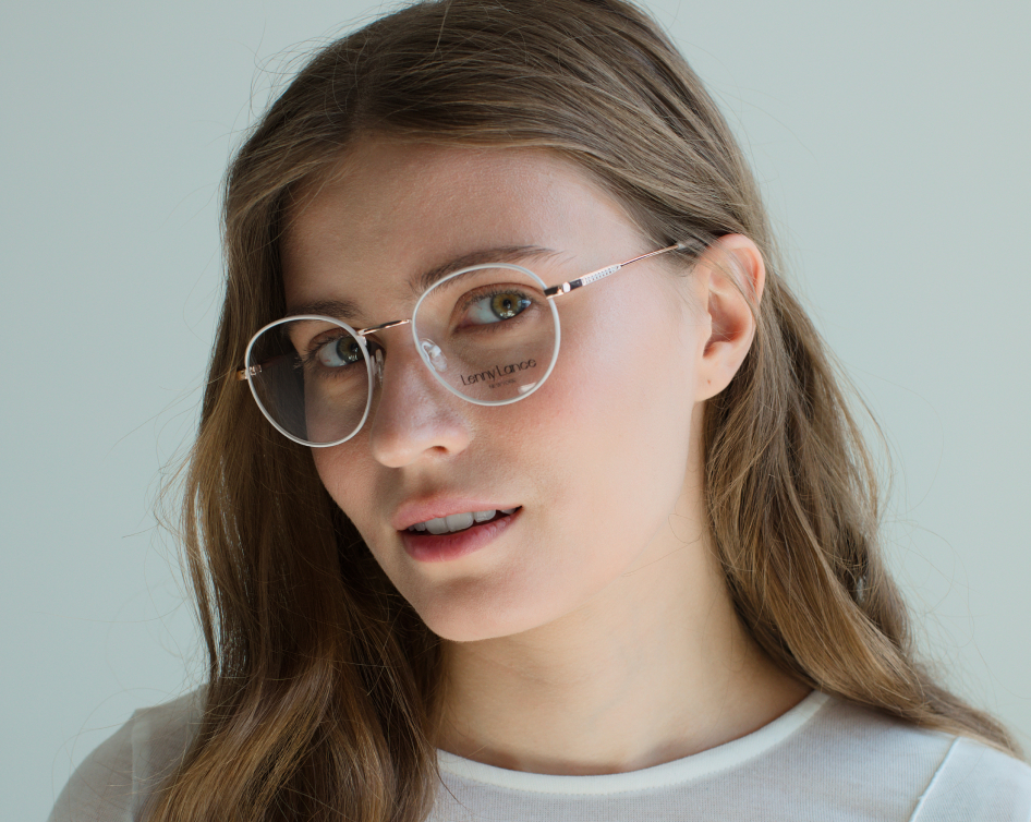 Девушка в очках Lenny Lance Trend